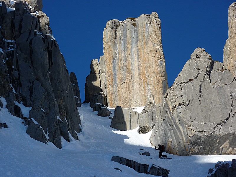 #17 2ième couloir : Dans le couloir du sentier d 2ième couloir : Dans le couloir du sentier d'été : un monolithe garde l'entrée du couloir...