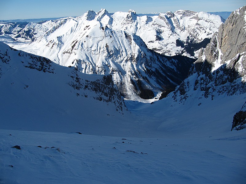 #2 Depuis le col... : Les cailloux ne sont pas très loin, sur les premiers 50m. Depuis le col... : Les cailloux ne sont pas très loin, sur les premiers 50m.