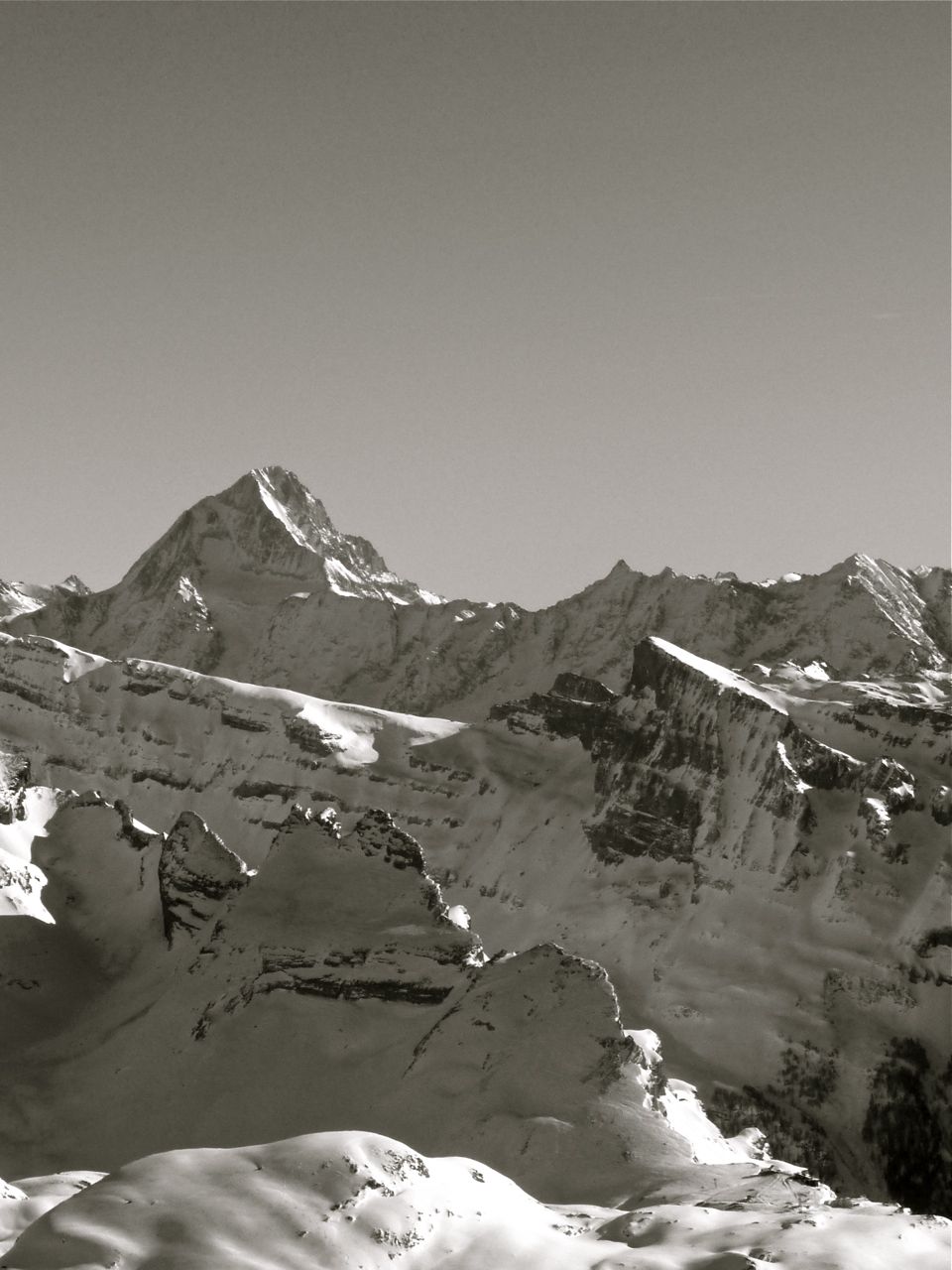 #8 Vue sur le Bietschhorn : celui-là c Vue sur le Bietschhorn : celui-là c'est vraiment la bête : quasi 4000m, que du raidasse.
La Gemmi au bas de l'image