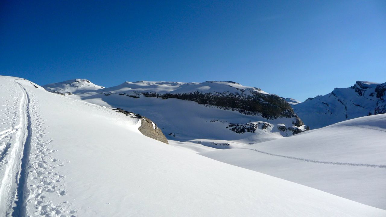 #5 Sur le glacier : vers 2650m, jetez donc un oeil dans votre rétro ! Sur le glacier : vers 2650m, jetez donc un oeil dans votre rétro !