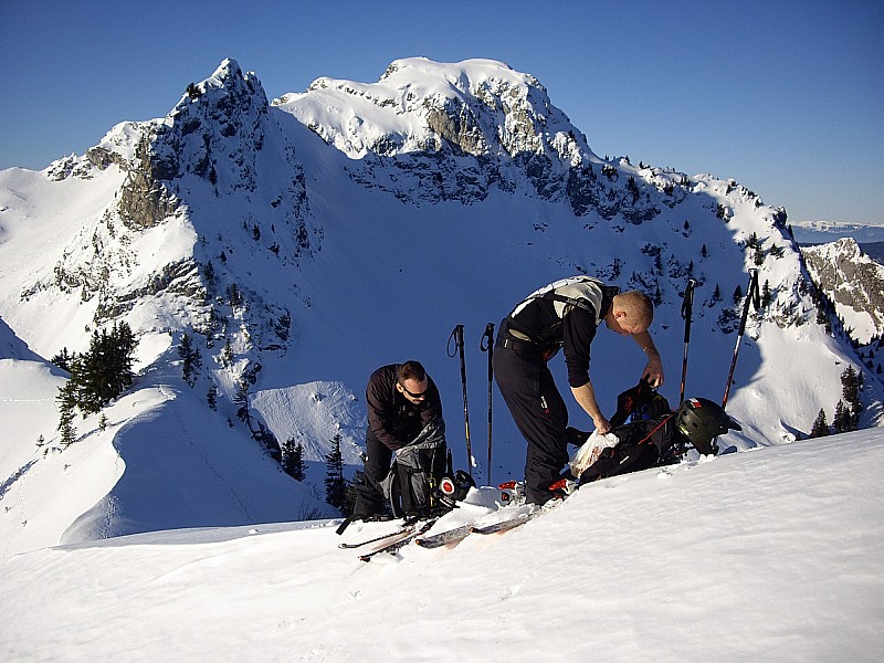 #1 Col superieur de Vésinaz, on se rhabille avant de descendre dans la fraicheur de la face W Col superieur de Vésinaz, on se rhabille avant de descendre dans la fraicheur de la face W