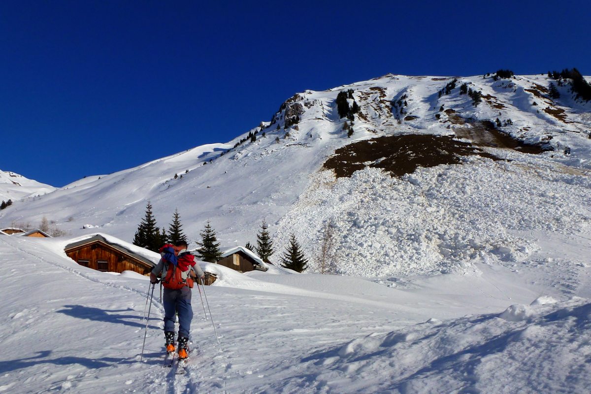#4 Avalanches volumineuses : Dans les pentes Sud qui bordent l Avalanches volumineuses : Dans les pentes Sud qui bordent l'itinéraire.