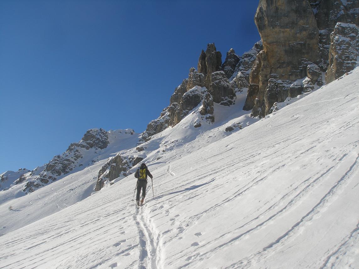 #1 la pente se redresse : au fond le deuxieme couloir où l la pente se redresse : au fond le deuxieme couloir où l'on a repeauté
