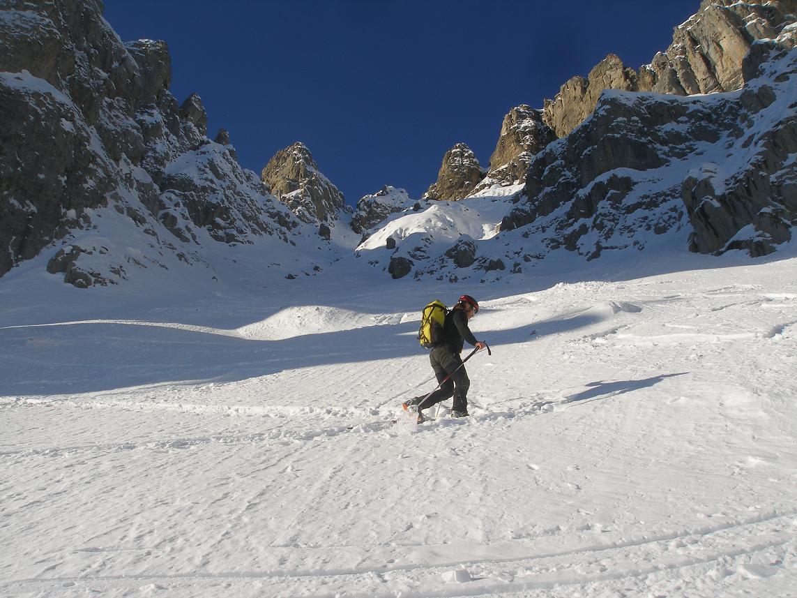 #2 aperçu du couloir NE : avec sa sortie tout en haut aperçu du couloir NE : avec sa sortie tout en haut