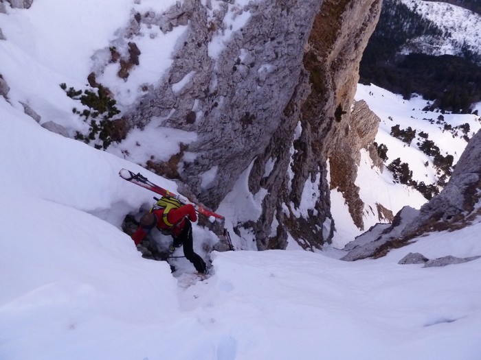 #19 Chamechaude : Nico en termine avec la cheminée de sortie. Chamechaude : Nico en termine avec la cheminée de sortie.