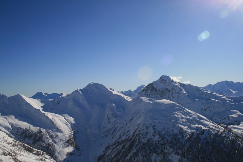 #3 La Mait d La Mait d'Amount : et l'Eypiol devant le Pelvas: beaucoup de neige sur la frontière.