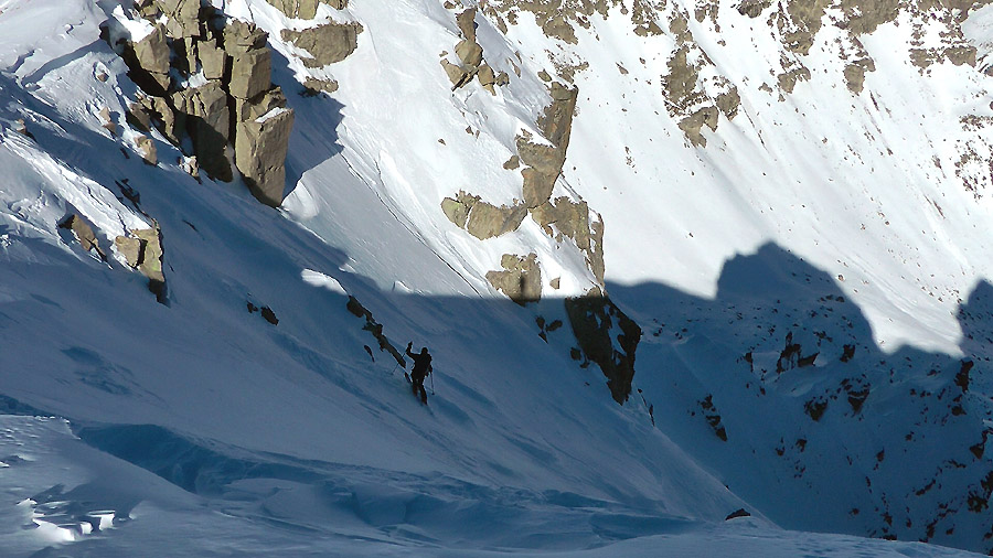 2850m : Patrick attaque le Couloir NE, neige dure au début puis poudre tassée assez bonne puis mixte sur le bas