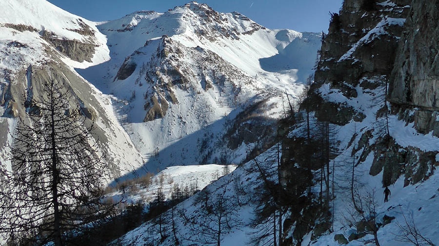 2250m : Sous la raie des fesses, traversée délicate vers le vallon de Gialorgues, en A/R plan le vallon de Pierre Chatel et la Pte des 3 hommes