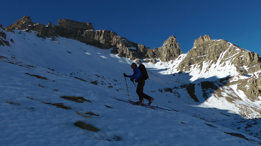 2050m : Belle lumière juste sous le groupe Fort Carra, imposant !