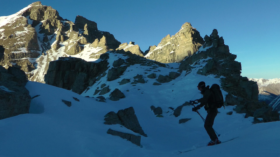 2583m : Col de la Roche Trouée: début de la descente après une courte pause sous le fort Carra