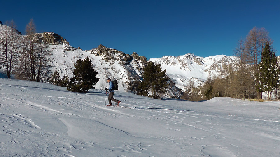 2250m : Au soleil devant le groupe Pelat/Trou de l'Aigle en A/R plan