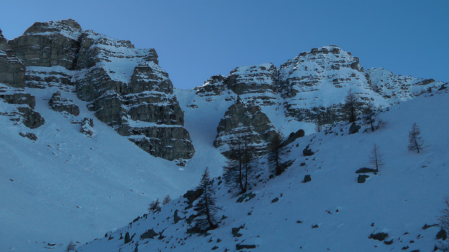 #32 2400m : Le couloir NE vu de la sortie du cirque du trou de l’Âne 2400m : Le couloir NE vu de la sortie du cirque du trou de l’Âne