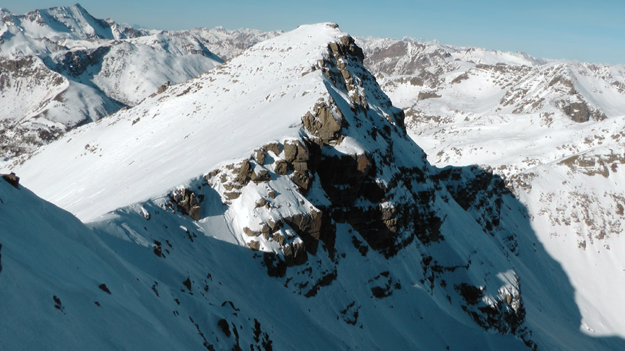 2900m : Vue du départ du couloir NE(branche de G): avec les Ecrins en A/R plan (Pelvoux, Ecrins, Ailefroide)