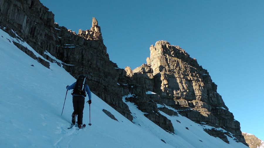 2500m : Juste sous le col avec les bastions du fort carra