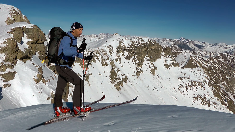 #16 2900m : Patrick au bord du couloir NE 2900m : Patrick au bord du couloir NE
