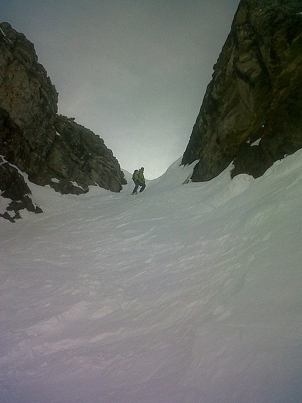 #10 Couloir NE : Quinquin dans le couloir NE -la 1ère partie est déjà bien raclée. La suite est tout en poudre ! Couloir NE : Quinquin dans le couloir NE -la 1ère partie est déjà bien raclée. La suite est tout en poudre !