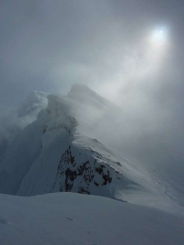 #3 vers le sommet : Corniches entre brouillard et soleil vers le sommet : Corniches entre brouillard et soleil
