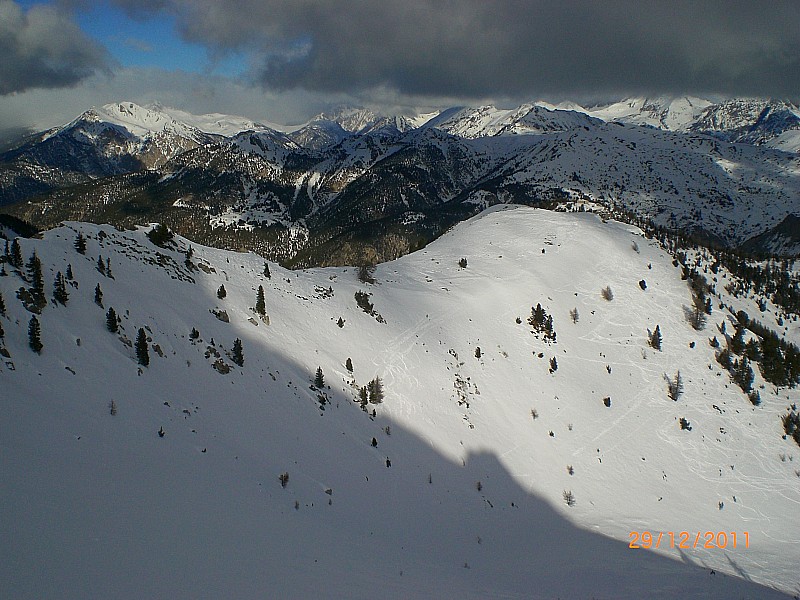 #1 Petit Peygu : La crête de la Lausette est pas mal tracée, la neige a l Petit Peygu : La crête de la Lausette est pas mal tracée, la neige a l'air bien croutée sur cette facette.