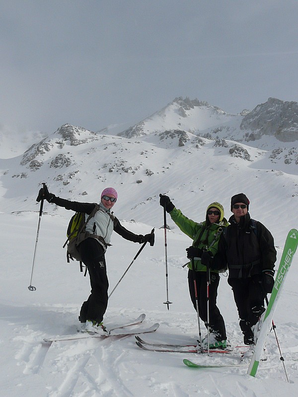 #2 vers le lac du Genepi : Corinne, Suzanne et Gilles. le vent un bon remède contre le mal aux cheveux. vers le lac du Genepi : Corinne, Suzanne et Gilles. le vent un bon remède contre le mal aux cheveux.