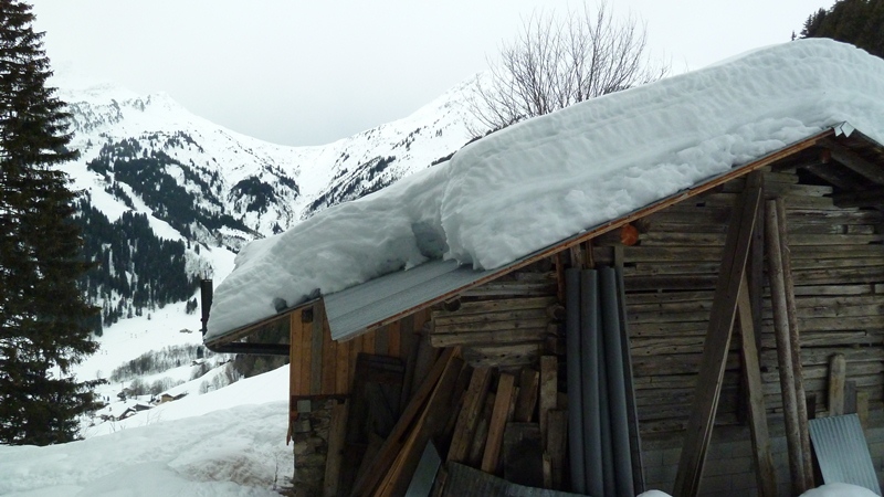 #2 Un paquet de neige : sur un chalet vers 1400 Un paquet de neige : sur un chalet vers 1400