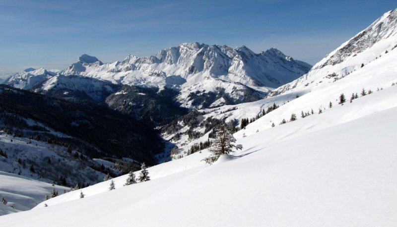 #4 col des Aravis : du sommet la chaine des Aravis entrecoupée du col du même nom: il est pas beau notre pays?!! col des Aravis : du sommet la chaine des Aravis entrecoupée du col du même nom: il est pas beau notre pays?!!