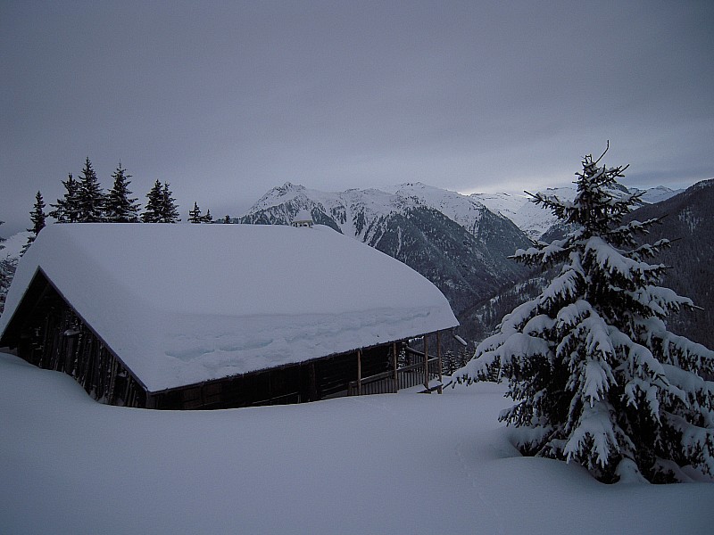 #4 chalet sous la neige : vue sur la montagne d chalet sous la neige : vue sur la montagne d'Outray