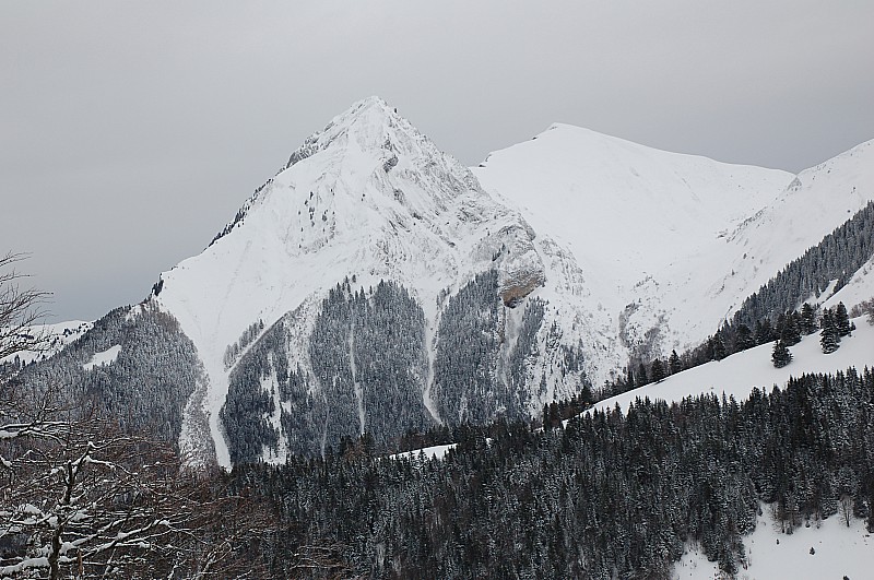 #1 Vue de la montée : Le Pecloz face sud ouest et Armène. On dirait que ça a soufflé Vue de la montée : Le Pecloz face sud ouest et Armène. On dirait que ça a soufflé