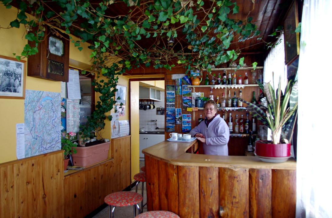 #4 Le Bar du Chalmieu; réconfort : Au Bar du Chalmieu, toujours cet accueil montagne inimittable de la patrone.. fidèle au poste. Une âme des Arves... sourillante. Le Bar du Chalmieu; réconfort : Au Bar du Chalmieu, toujours cet accueil montagne inimittable de la patrone.. fidèle au poste. Une âme des Arves... sourillante.