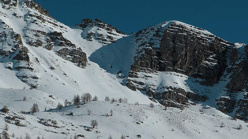 #7 2250m : un groupe du CAF progresse dans le couloir SW de Sanguinière 2250m : un groupe du CAF progresse dans le couloir SW de Sanguinière