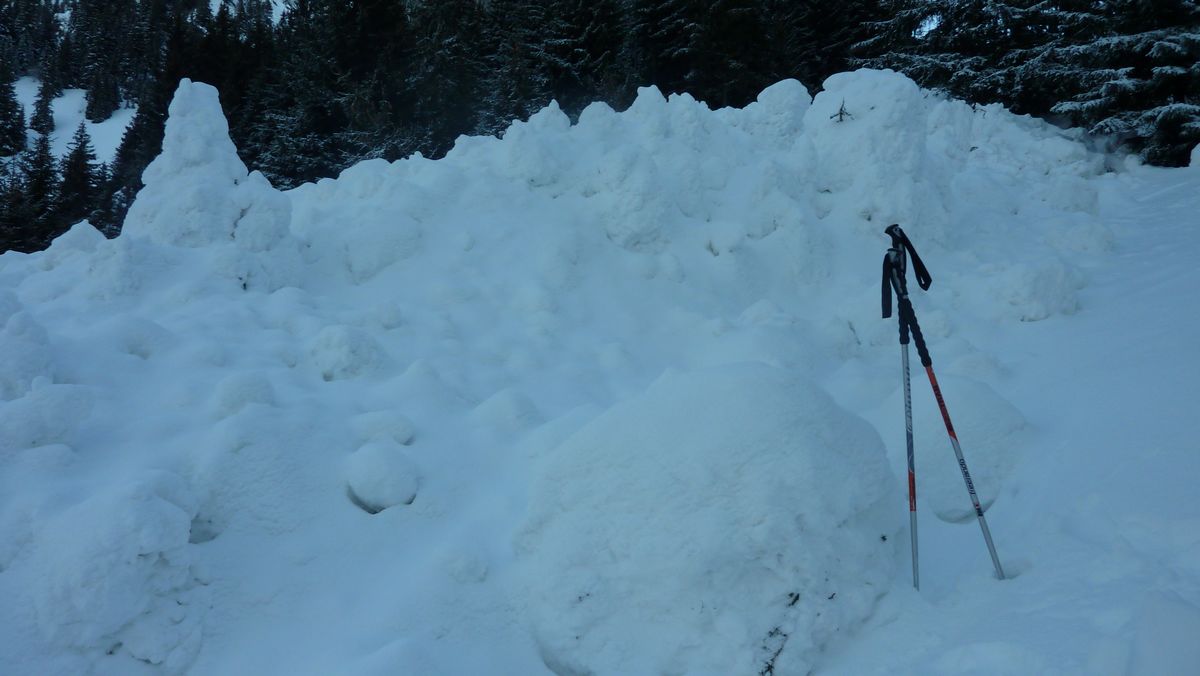 #18 Avalanche bis : le depot fait pres de 2m et les boules sont enormes Avalanche bis : le depot fait pres de 2m et les boules sont enormes