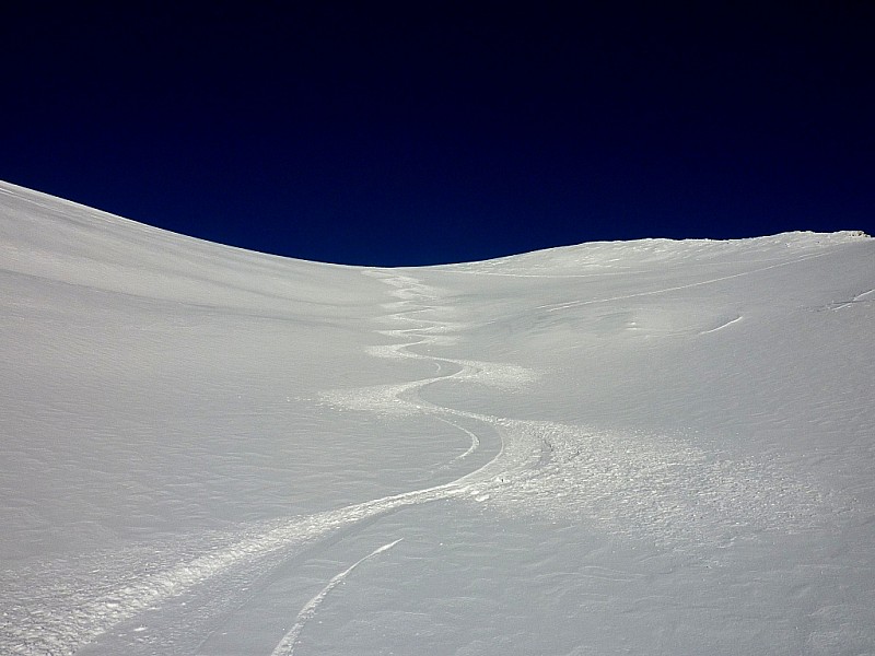 #5 Haut de la combe : Un peu de poudreuse (sur fond dur). Haut de la combe : Un peu de poudreuse (sur fond dur).