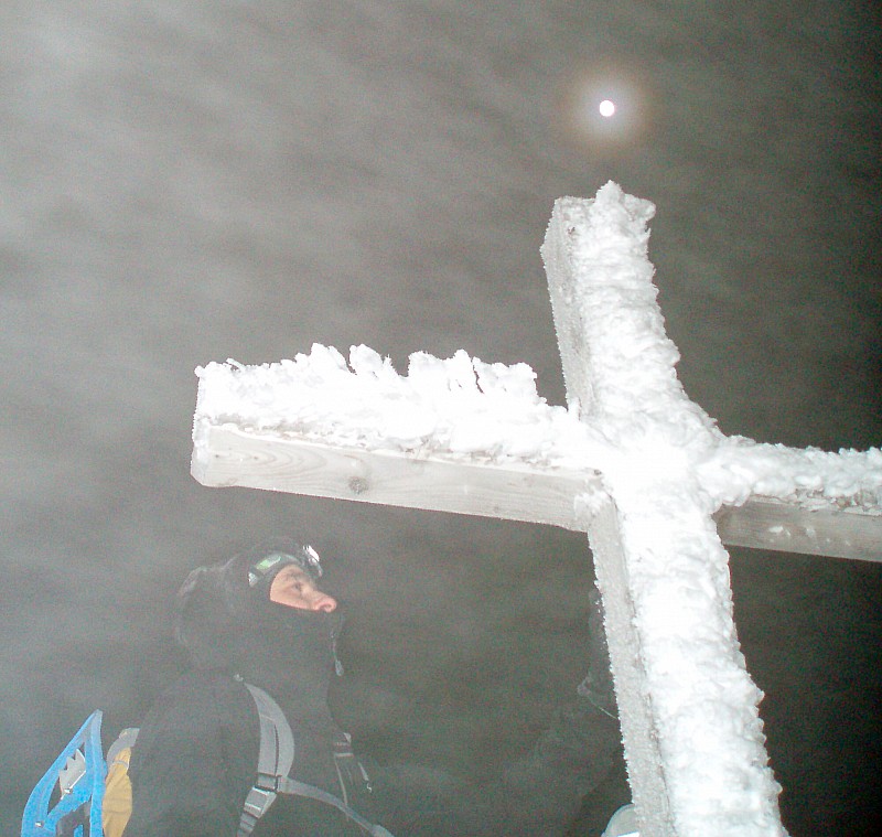 #3 Summit 2 : Le coup de vent et un petit nuage ont failli nous faire rater le point de vu sur le mont Blanc, mais la lune dans son halo ne nous a pas quittée... Summit 2 : Le coup de vent et un petit nuage ont failli nous faire rater le point de vu sur le mont Blanc, mais la lune dans son halo ne nous a pas quittée...