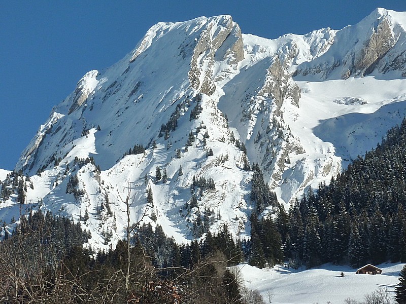 #12 Le Chauchefoin aujourd Le Chauchefoin aujourd'hui : On devine 2 skieurs sous les reptations à la hauteur de la jonction avec le Coillu.