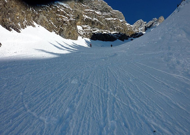 #8 Chauchefoin : Milieu. 2 skieurs remontent le couloir. Chauchefoin : Milieu. 2 skieurs remontent le couloir.
