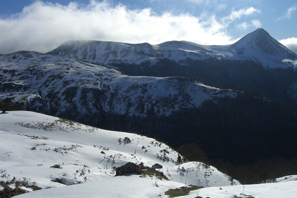 #7 Vallée de la Jordanne : Dominée par le Puy Griou faiblement enneigé. Vallée de la Jordanne : Dominée par le Puy Griou faiblement enneigé.
