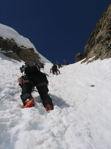 #6 Col S coté 3201 m : Remontée en pleine chaleur de ce petit col débonnaire en plein soleil. (Pente soutenue : un bon 45° et 100m un peu déversant) Col S coté 3201 m : Remontée en pleine chaleur de ce petit col débonnaire en plein soleil. (Pente soutenue : un bon 45° et 100m un peu déversant)