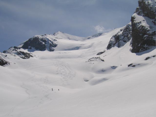 Versant nord : Vue d'ensemble de la partie supérieure de la descente avec le sommet, l'arête jusqu'au col, et le glacier