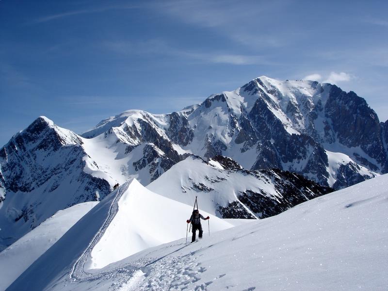 #3 traversée des dômes : la traversée fait avec en arrière plan le mont-blanc traversée des dômes : la traversée fait avec en arrière plan le mont-blanc