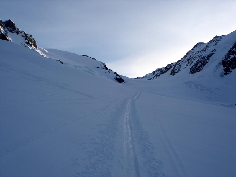 #1 glacier de tré la tête : la trace rectiligne sur le glacier, au fond le col infranchissable glacier de tré la tête : la trace rectiligne sur le glacier, au fond le col infranchissable
