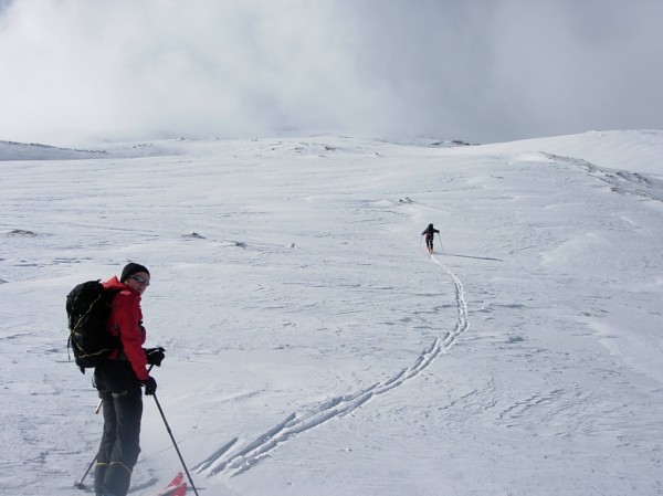 #1 On échappera pas au brouillard : La montée se fait au soleil mais le sommet est dans le brouillard On échappera pas au brouillard : La montée se fait au soleil mais le sommet est dans le brouillard