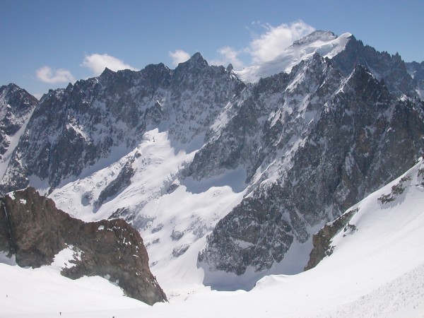 #4 grande ruine : remontée du glacier de la casse deserte ,pour arriver au col ,du même nom avec la magnifique barre des écrins au loin grande ruine : remontée du glacier de la casse deserte ,pour arriver au col ,du même nom avec la magnifique barre des écrins au loin