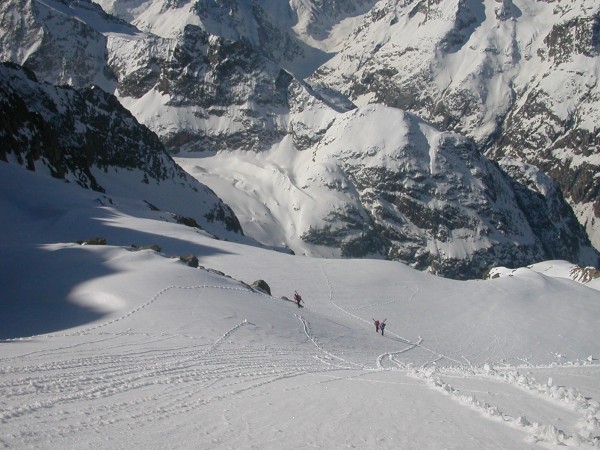 #1 grande ruine : dernière partie de la montée de la brêche de charrière, avec en bas le vallon de bonnepierre grande ruine : dernière partie de la montée de la brêche de charrière, avec en bas le vallon de bonnepierre