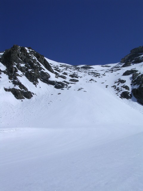 #5 Couloir S-SO : Le large couloir S-S0 parsemmé des rochers.
Malgré les apparences ça passe bien Couloir S-SO : Le large couloir S-S0 parsemmé des rochers.
Malgré les apparences ça passe bien