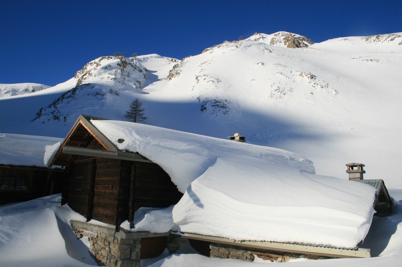 #2 Eychaillon : l Eychaillon : l'enneigement du toit témoigne de la violence du vent.