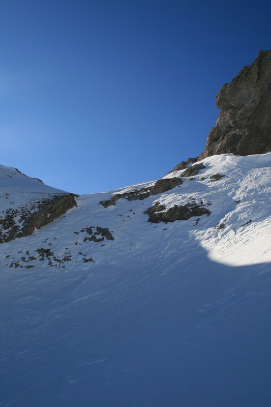 #6 Pour accéder au col du Lauzon : un petit coup de cul qui nécessite de mettre les skis sur le sac. Pour accéder au col du Lauzon : un petit coup de cul qui nécessite de mettre les skis sur le sac.