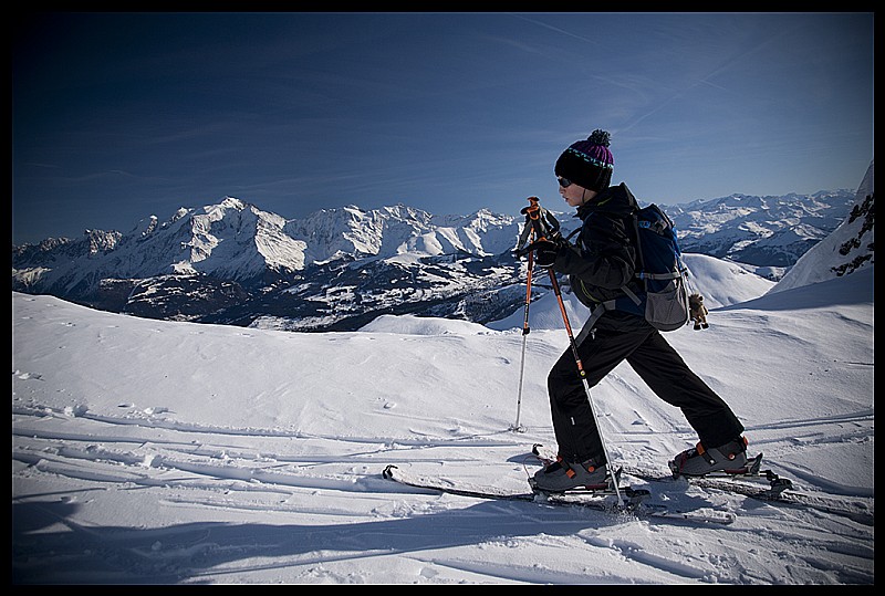 Vue sur le Mont Blanc au col : par endroits la couche de neige poudreuse est très fine et le fond dur dessous très glissant