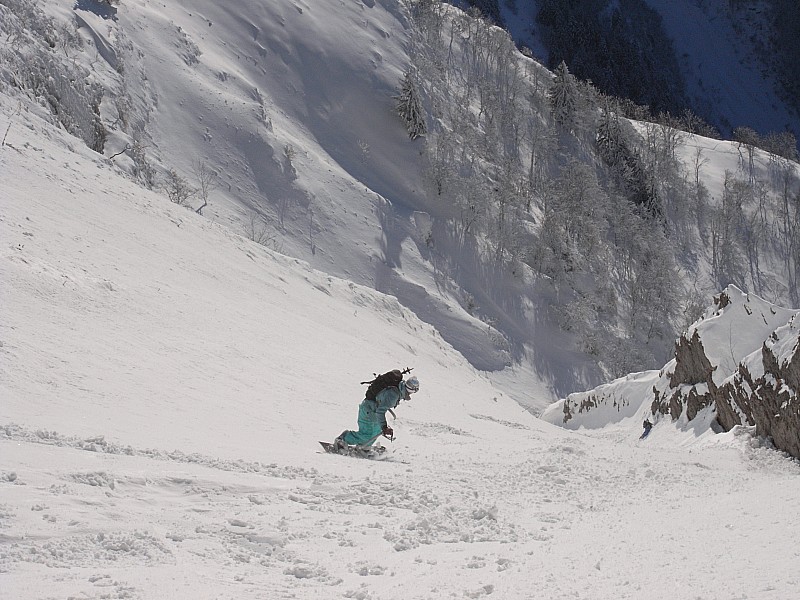 Pentes inférieures : Un itinéraire très skiant dans l'ensemble, avec une étroiture dans le bas, où on apprécie d'avoir une bonne neige.