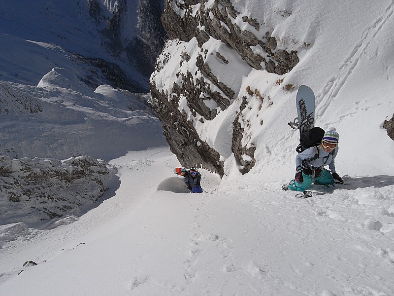 Couloir sommital : Des crampons et 1 piolet sont nécessaires pour 2 passages à 45°, au milieu et sous le sommet.