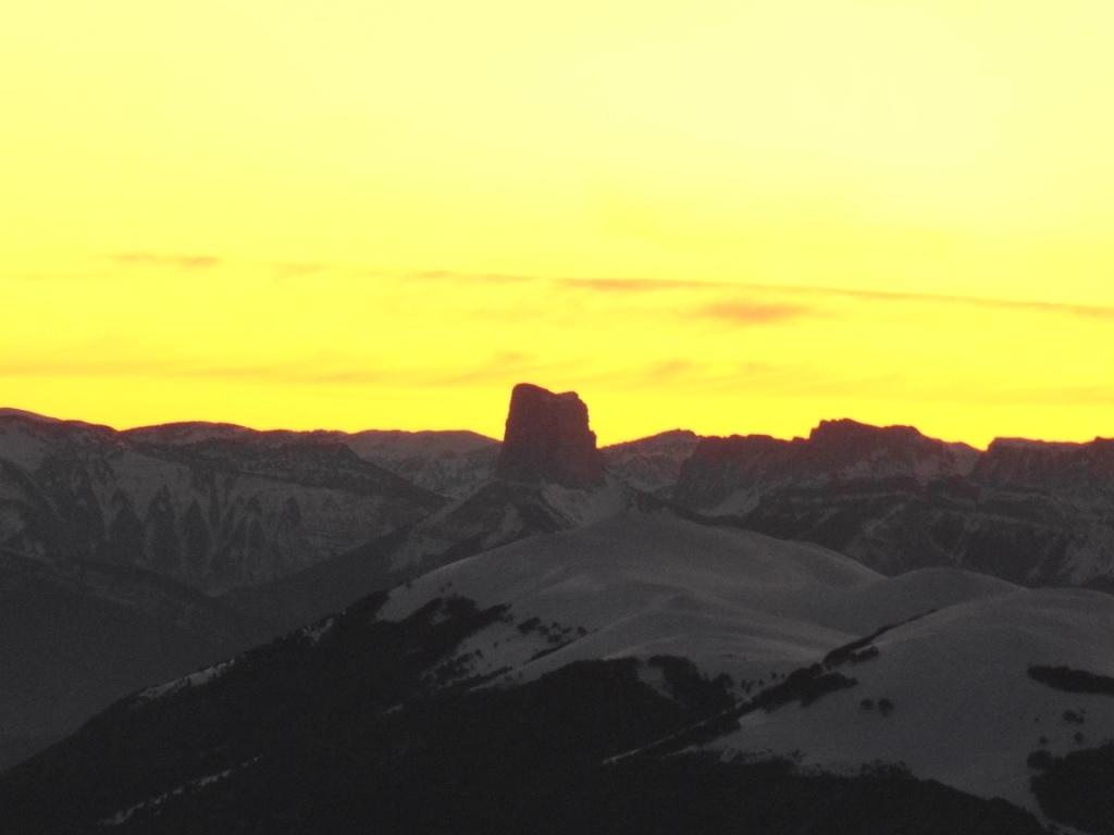 Redescente sur Recoin : Zoom sur le Mont aiguille au coucher de soleil. Ca pixelise mais la lumière est naturelle !!