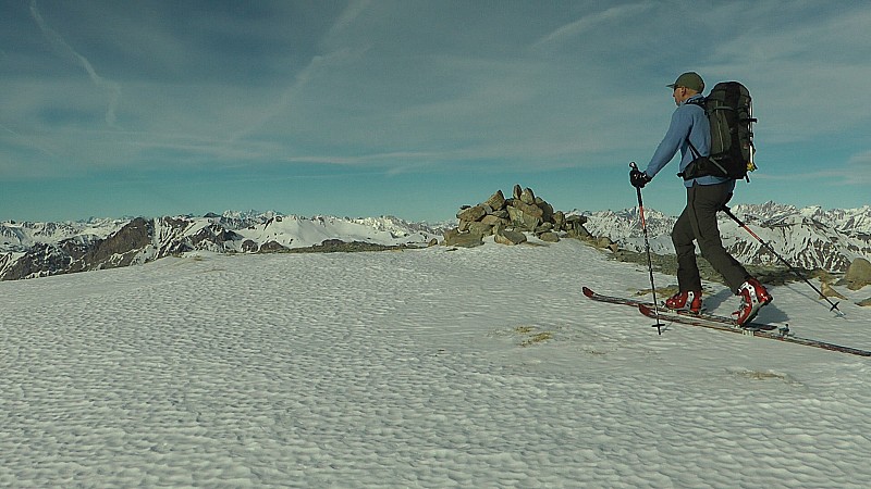 #27 2856m : Sommet de Sanguinière avec les Ecrins en A/R plan 2856m : Sommet de Sanguinière avec les Ecrins en A/R plan